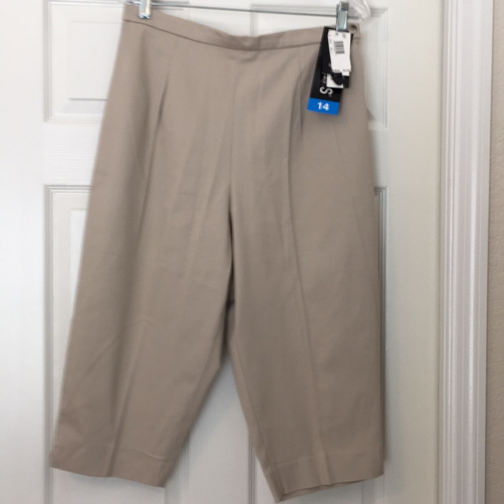 BRIGGS-NWT-Lady’s Capri Pants Size 14